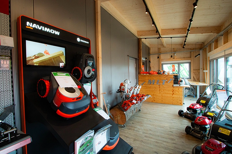 Der-Verkaufs-und-Ausstellungsraum-von-Andreas-Mayer-beim-Tag-der-offenen-Tuere-2026-bei-Mayer-Landtechnik-Wittlingen