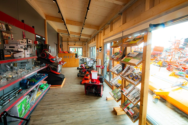 Der-neue-Ausstellungsraum-von-Andreas-Mayer-beim-Tag-der-offenen-Tuere-2026-bei-Mayer-Landtechnik-Wittlingen