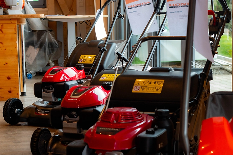 Rasenmaeher-bei-Mayer-Landtechnik